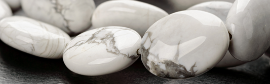 Bracelet ERA en Howlite – pierre apaisante pour l’harmonie intérieure.
