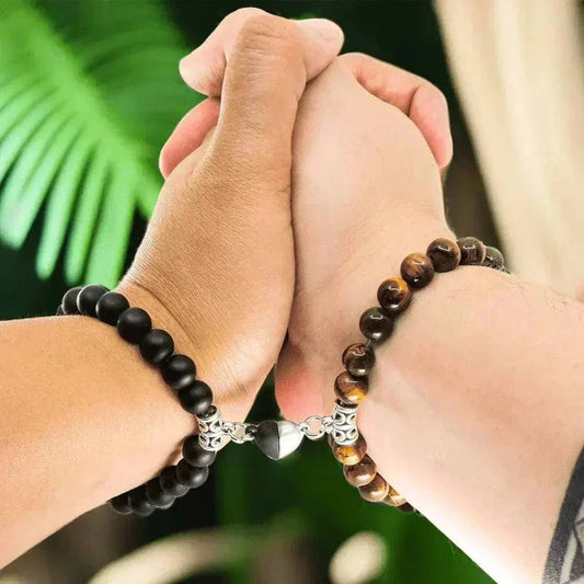 Bijoux AMORE Antaluna portés par un couple – lien symbolique