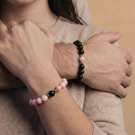 Couple enlassé et portant les bracelets couple assortis rose et noir AMORE de Antaluna