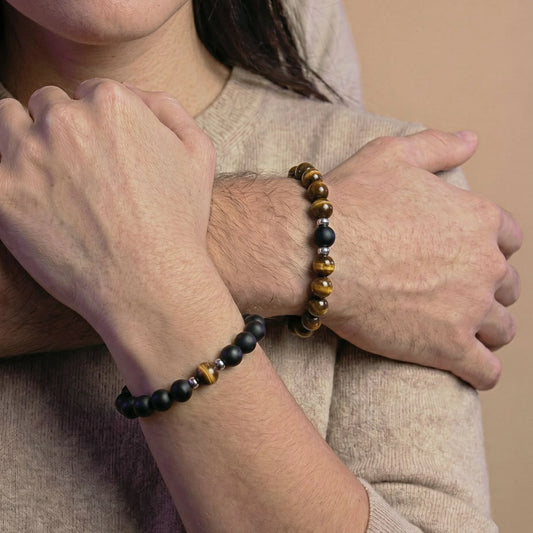 Couple enlassé et portant les bracelets couple assortis brun et noir AMORE de Antaluna