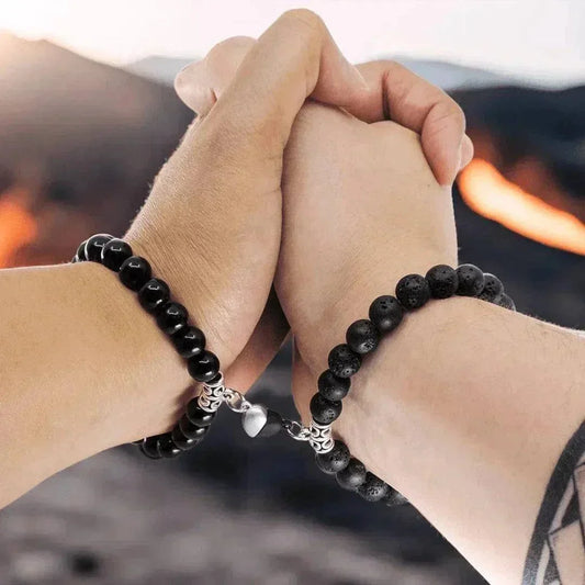 Bracelets couple Pierre de Lave & Onyx portés ensemble – lien fort à distance
