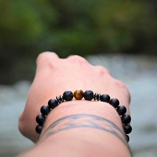 Bracelet pierre naturelle homme ENERGIA vu au poignet – Œil de tigre