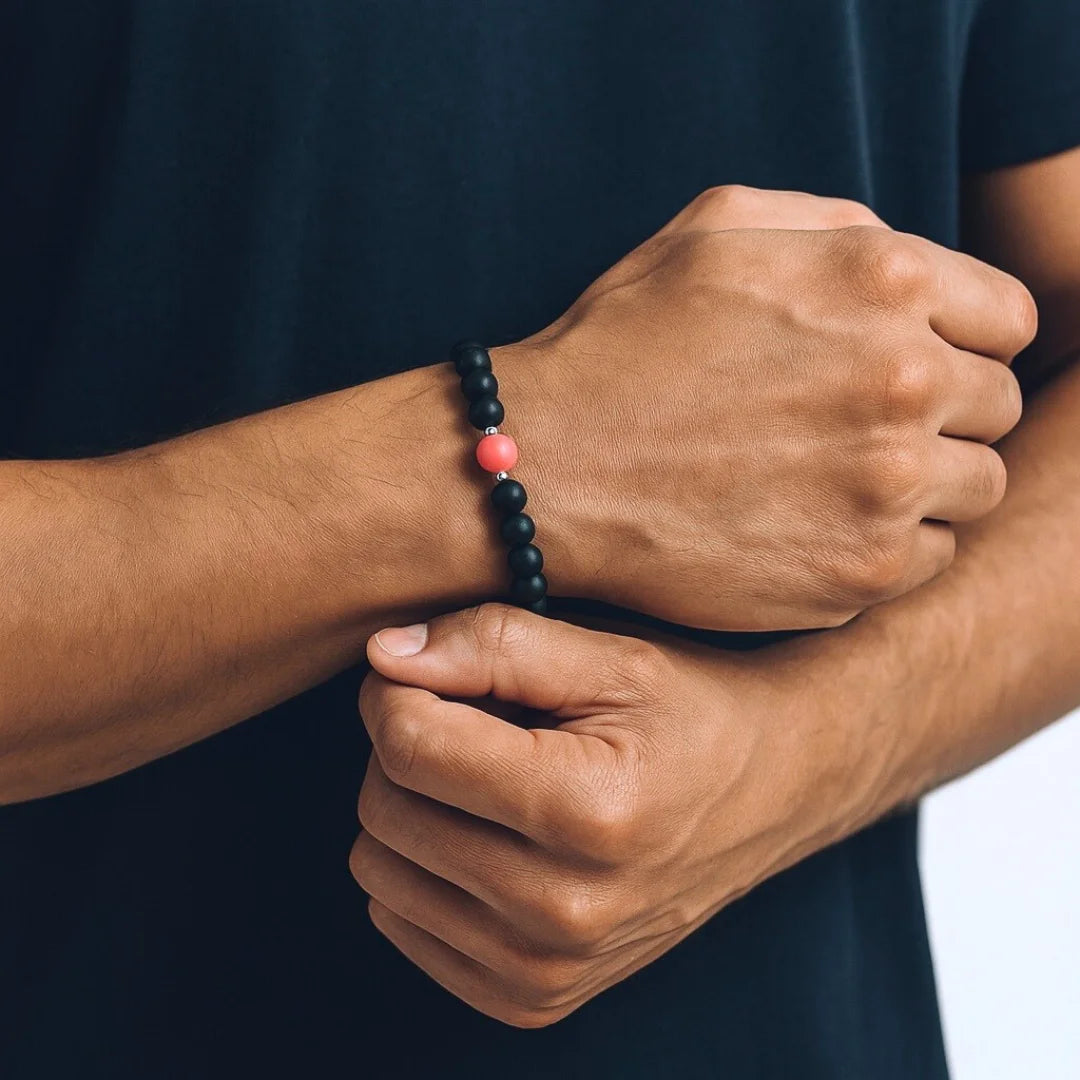 Bracelet AMORE Onyx porté par un homme – bijou mixte et symbolique