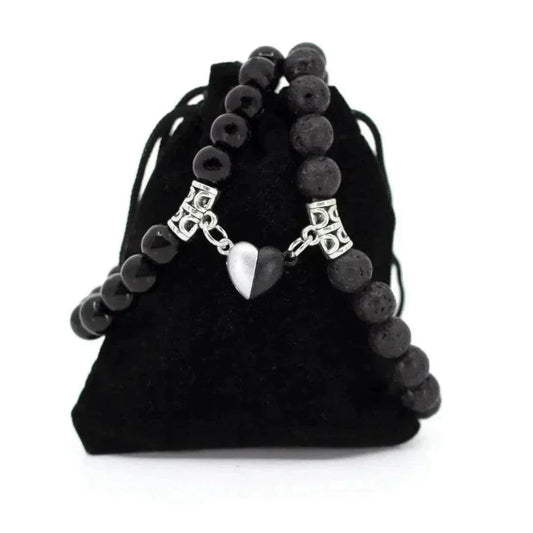 Bracelets AMORE en Pierre de Lave et Onyx sur pochette noire Antaluna