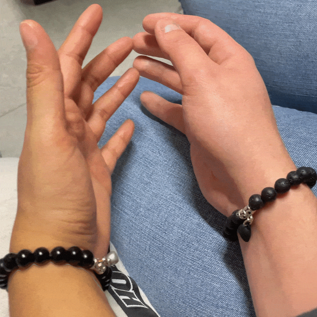 Bracelets AMORE portés par un couple – bijou partagé à deux
