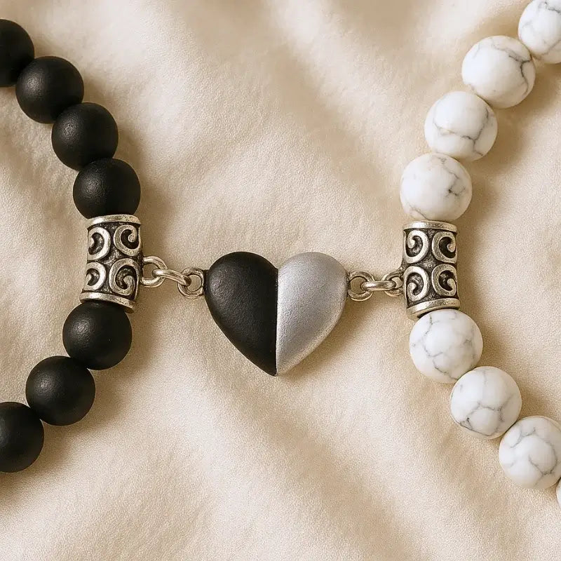 Bracelets couple AMORE en Howlite et Onyx formant un cœur