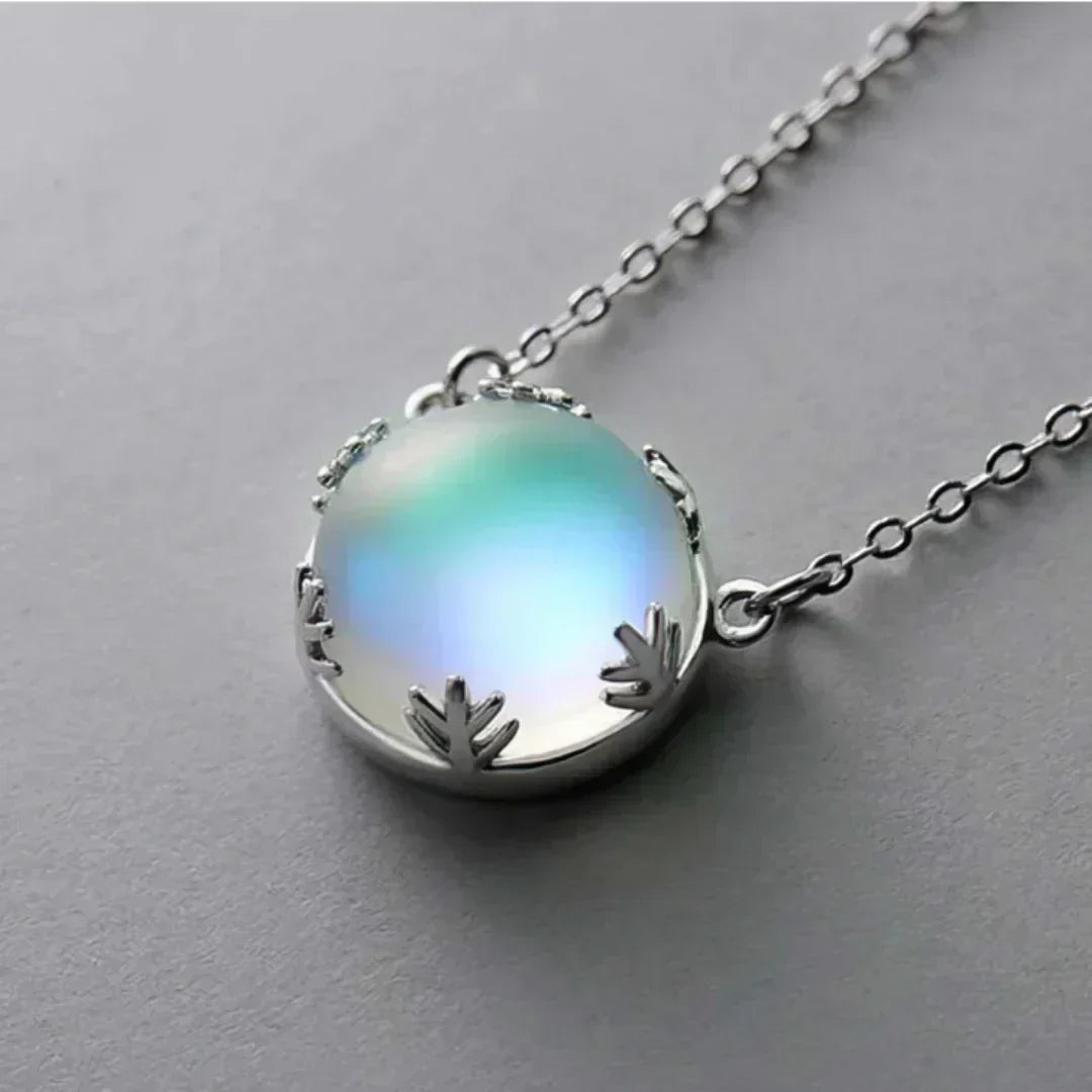 Le bracelet Aurora – Un bijou inspiré des aurores boréales, symbole d’élégance et de transformation personnelle.