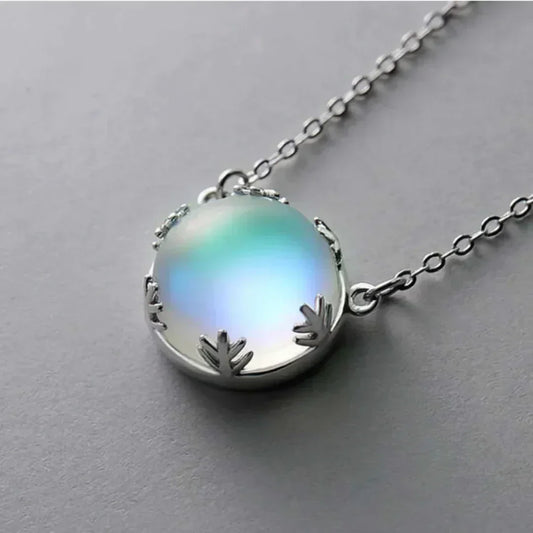 Le bracelet Aurora – Un bijou inspiré des aurores boréales, symbole d’élégance et de transformation personnelle.