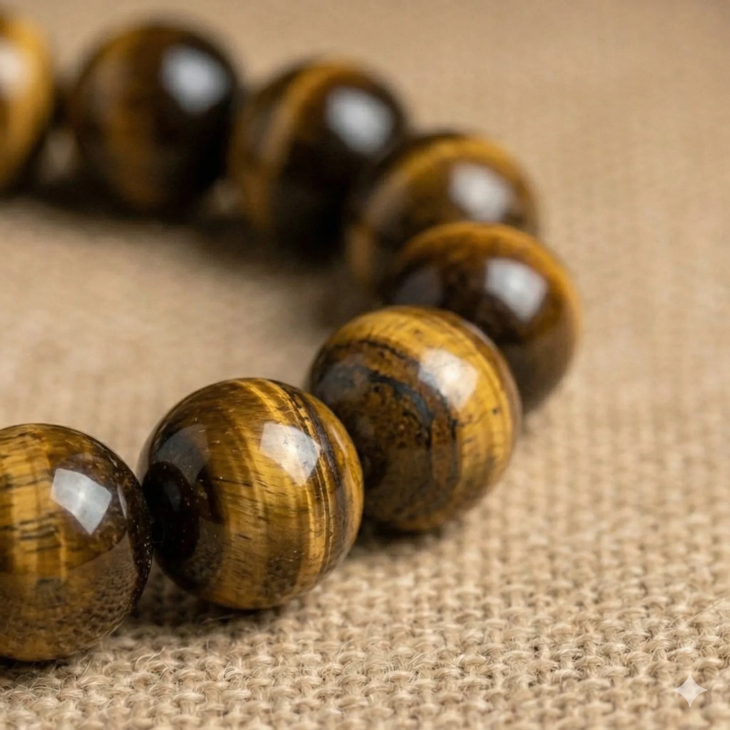 Gros plan sur un bracelet en pierres naturelles d'Œil de Tigre, perles véritables aux reflets dorés et marron.
