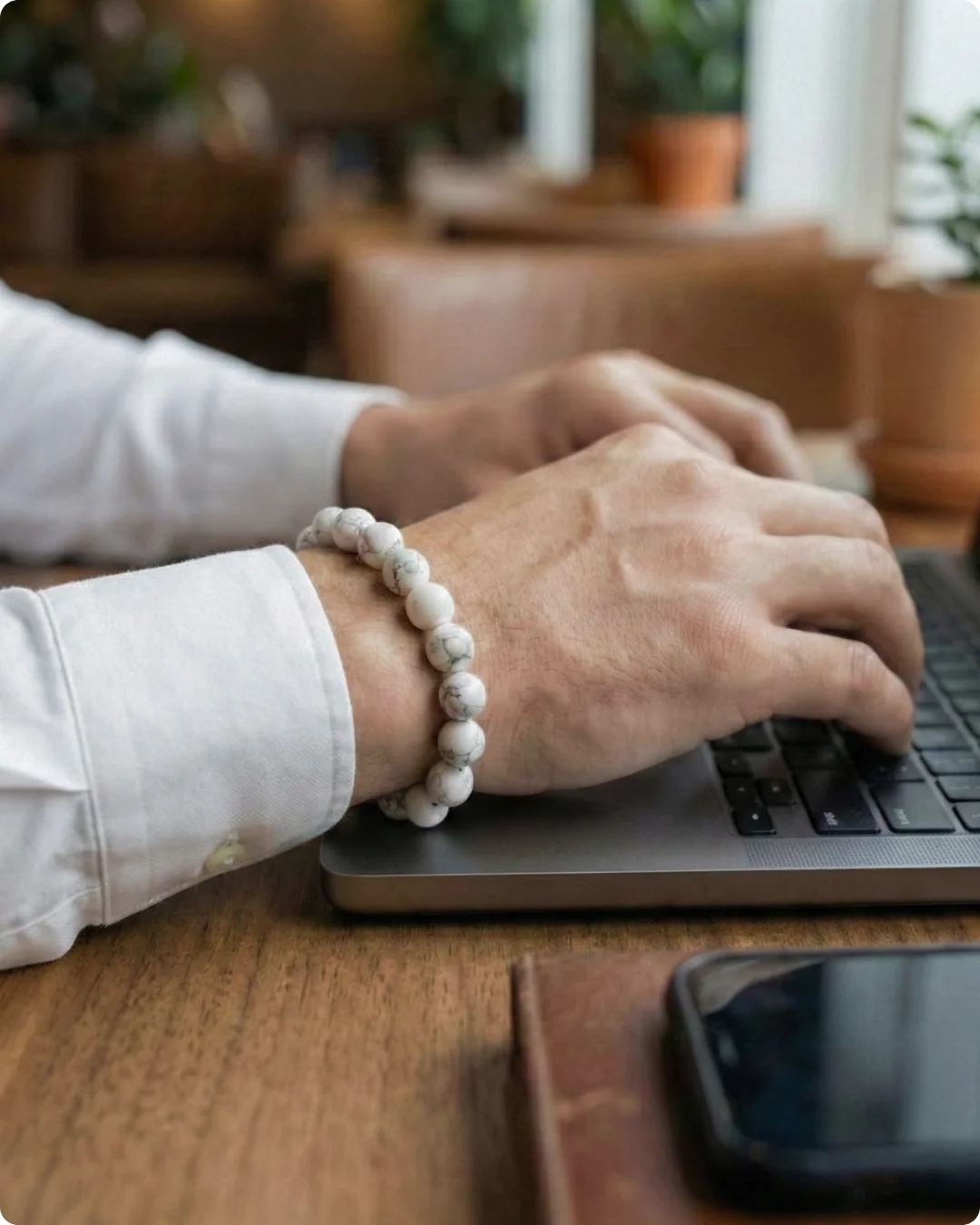 Bracelet en Howlite ERA porté au travail. Amélioration de la concentration. Reduction des pensées parasites.