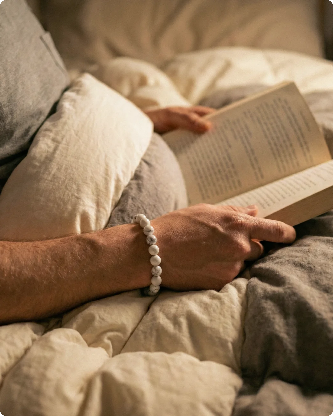 Bracelet en howlite 8mm porté dans un moment de détente. Réduit le stress, calme les pensée et favorise l'endormissement.