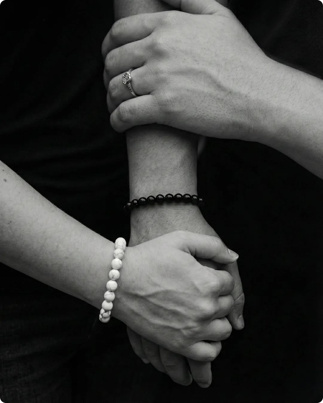 Bracelet en pierre naturelle Howlite et Onyx portées par un couple solidaire. Amélioration de l'énergie.