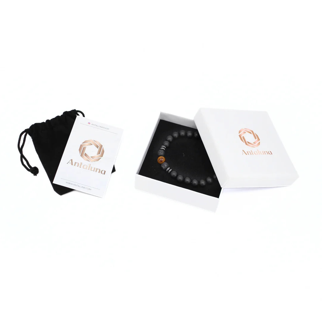 Bracelet ENERGIA en pierres naturelles avec perle Œil de Tigre, présenté dans un coffret Antaluna avec pochette et carte de marque