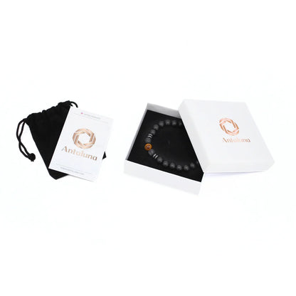 Bracelet ENERGIA en pierres naturelles avec perle Œil de Tigre, présenté dans un coffret Antaluna avec pochette et carte de marque