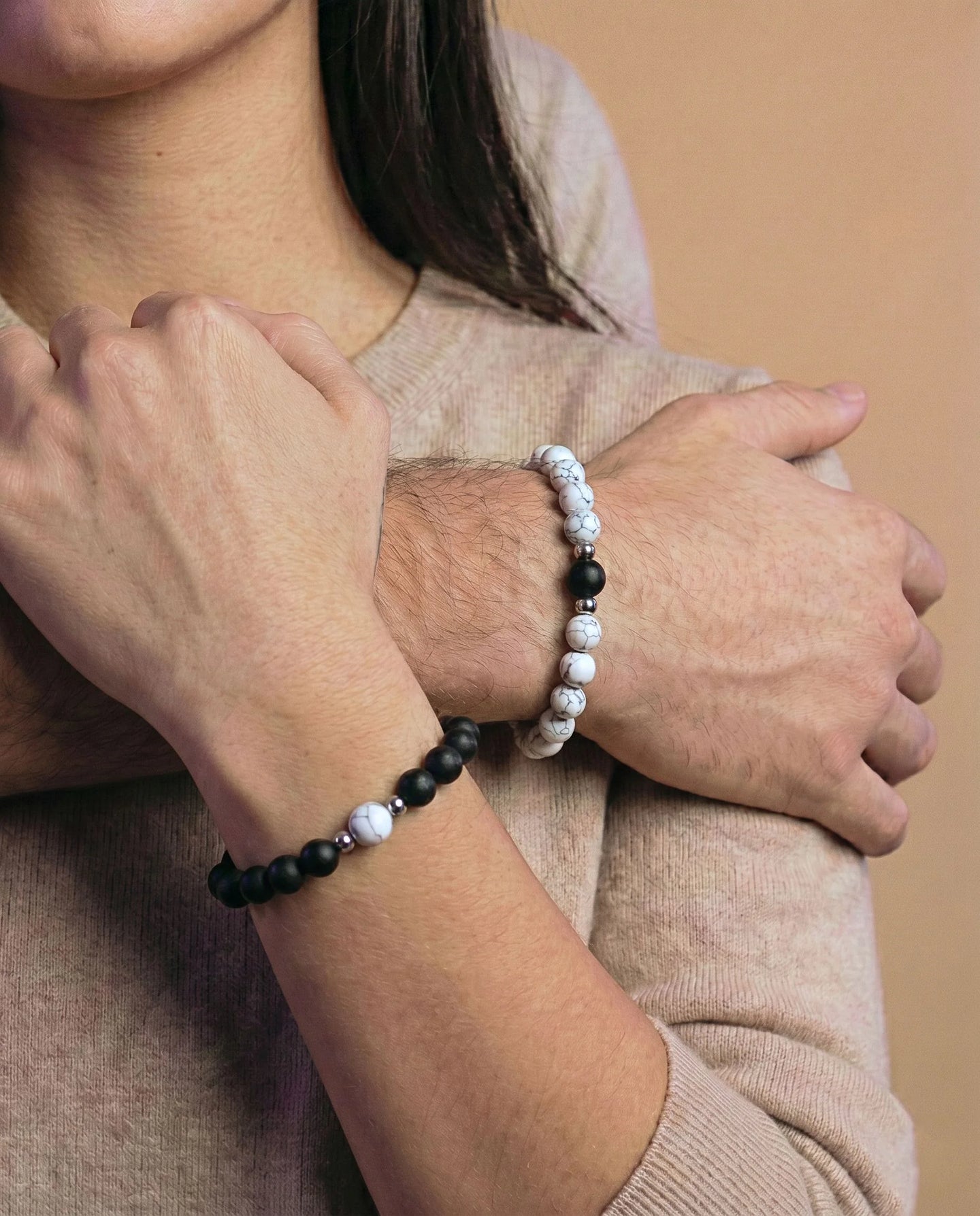 Couple portant les bracelets symbolique AMORE de Antaluna.