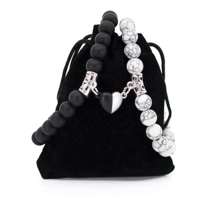 Bracelets Amore en onyx noir et howlite blanche, symbolisant l'amour et la connexion. Idéaux pour renforcer les liens entre couples, ces bracelets élégants représentent un symbole d'unité et de romantisme.