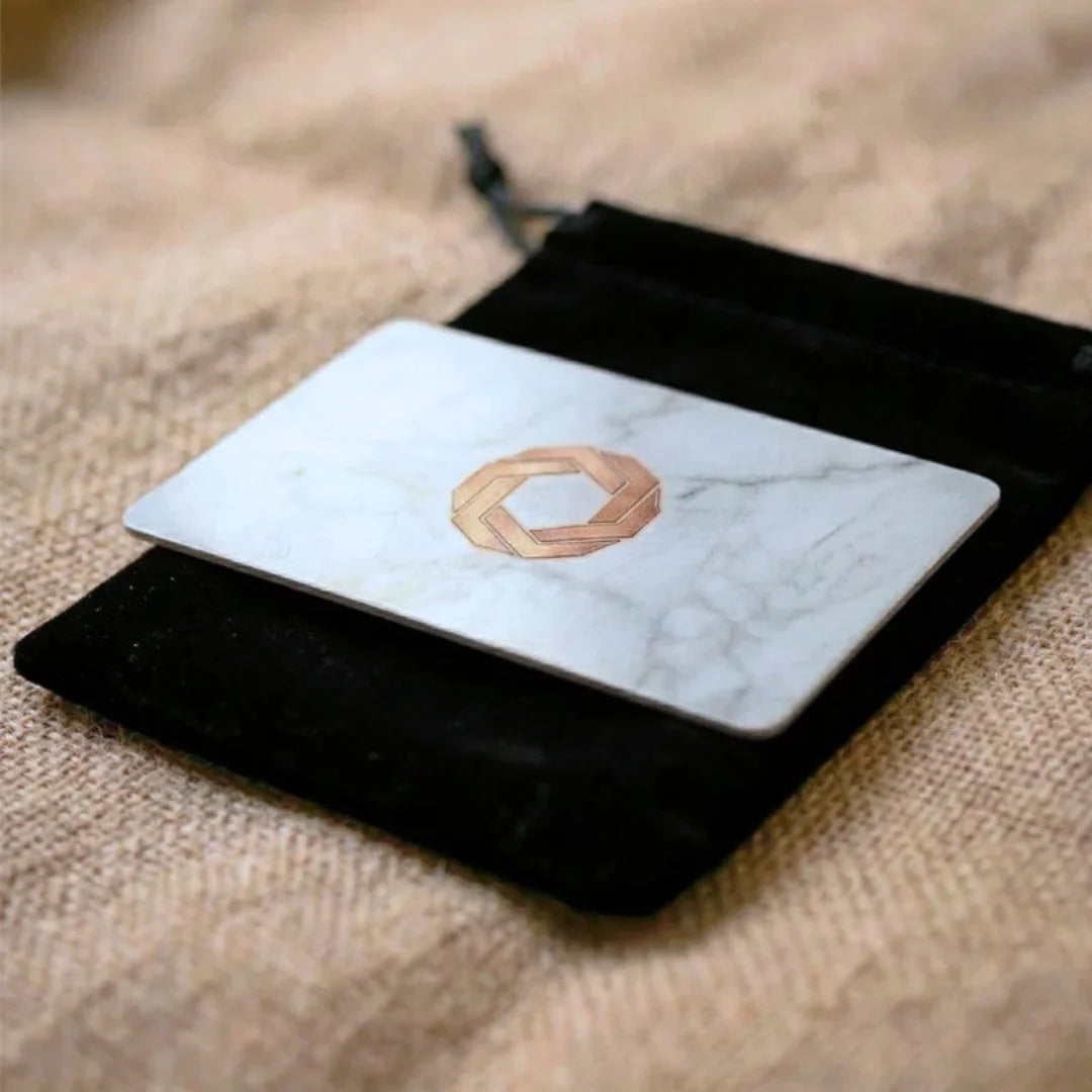 Vue rapprochée du pochon antaluna avec une carte d'authenticité posé à plat dessus.