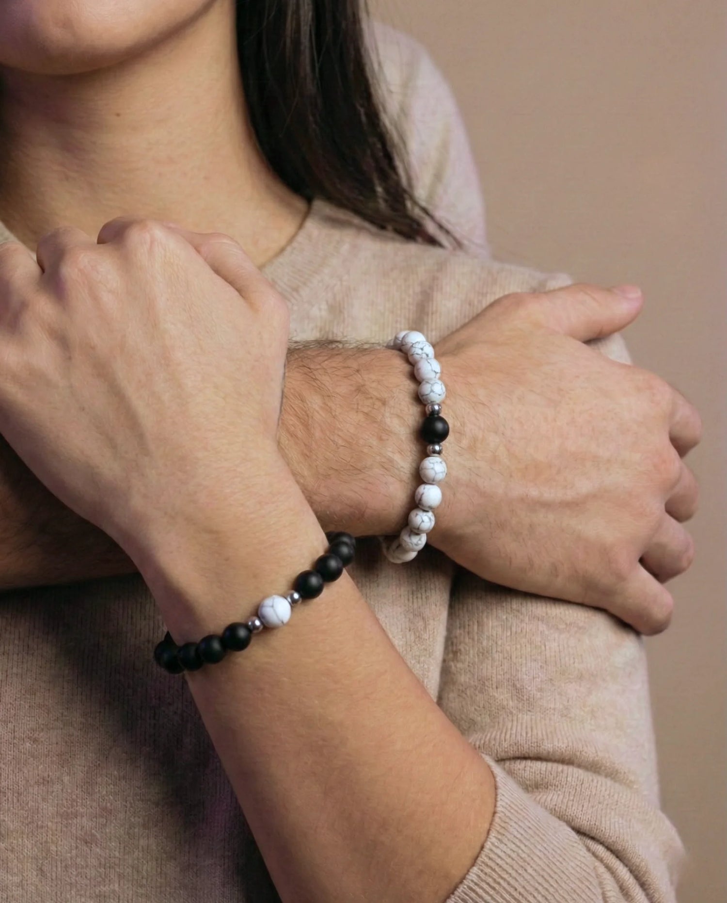 Bijoux antaluna portés par un couple pour symboliser l'amour.