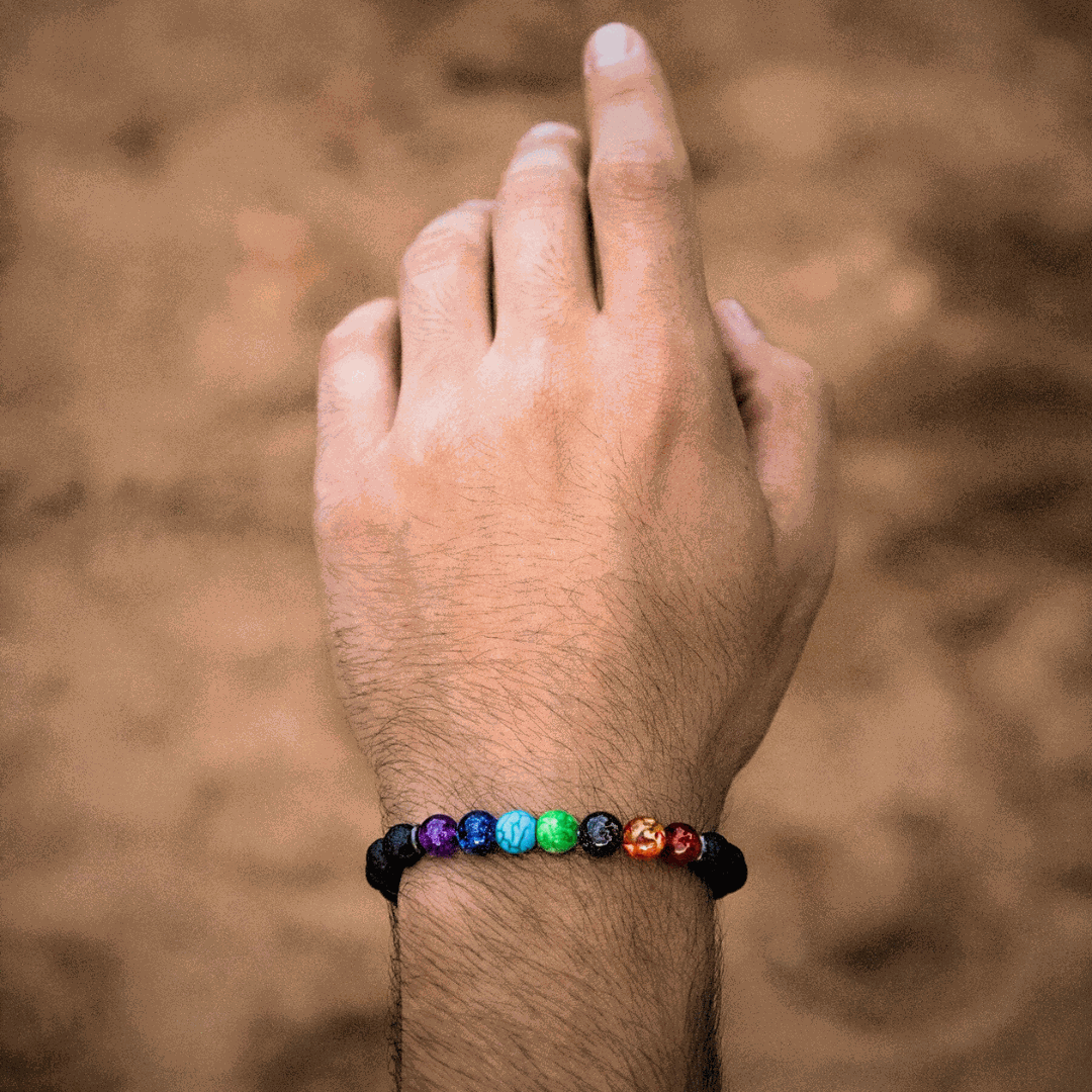 Bracelet 7 chakras porté au poignet masculin, bijou homme bien-être