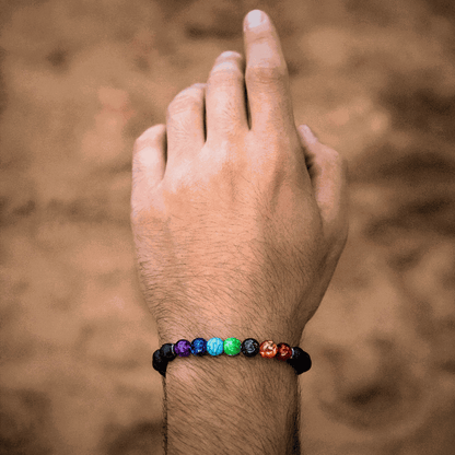 Bracelet 7 chakras porté au poignet masculin, bijou homme bien-être