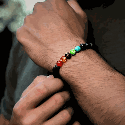 Bracelet 7 chakras pour homme sur bras croisé, accessoire spirituel