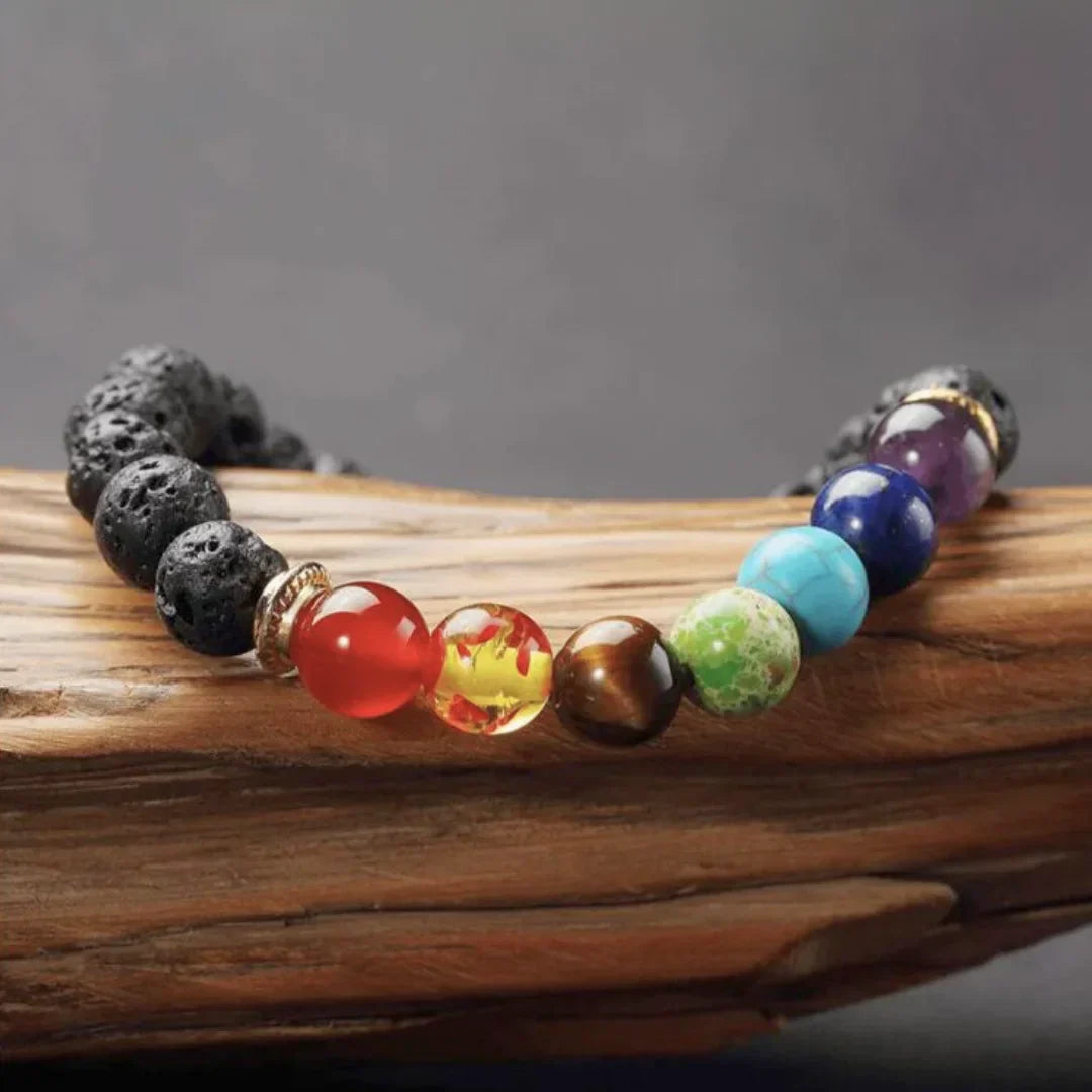 Bracelet 7 chakras bijou homme posé sur bois naturel
