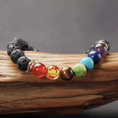 Bracelet 7 chakras bijou homme posé sur bois naturel
