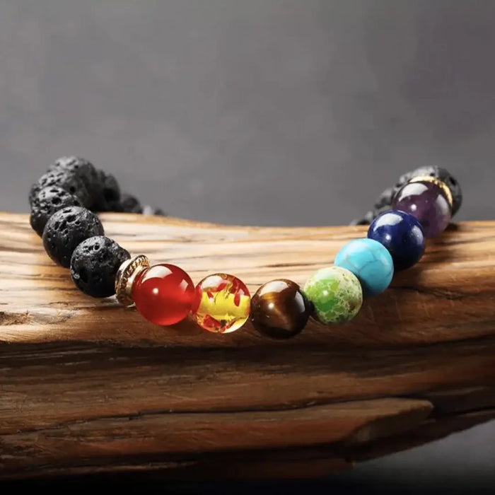 Bracelet 7 chakras bijou homme posé sur bois naturel