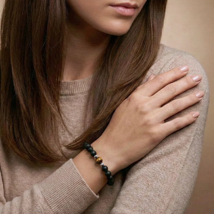 Femme portant le bracelet en oeil de tigre et onyx AMORE.