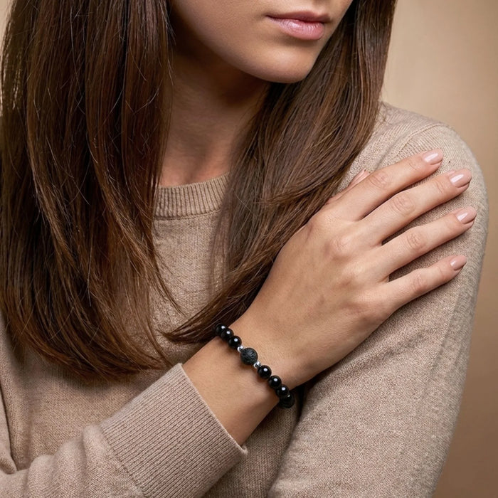 Femme portant le bracelet en pierre de lave et onyx AMORE.