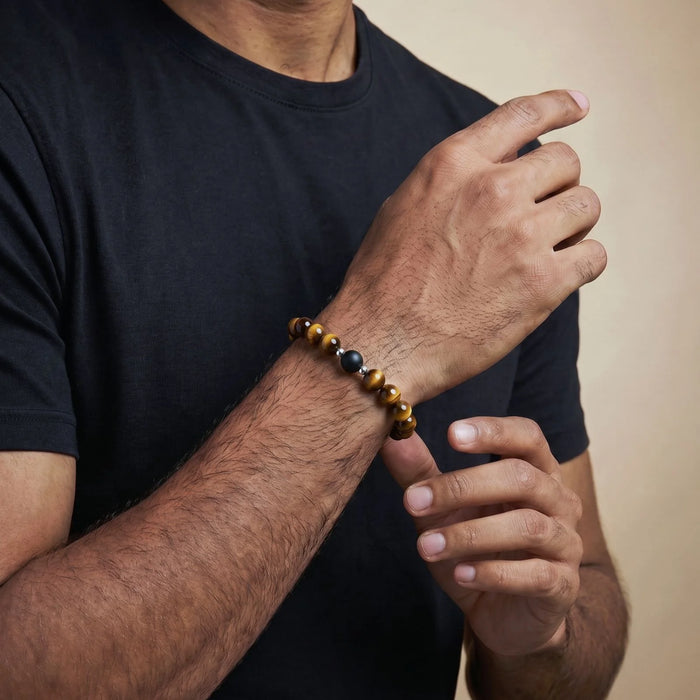 Homme portant le bracelet en oeil de tigre et onyx du duo de bracelets couple AMORE de Antaluna.