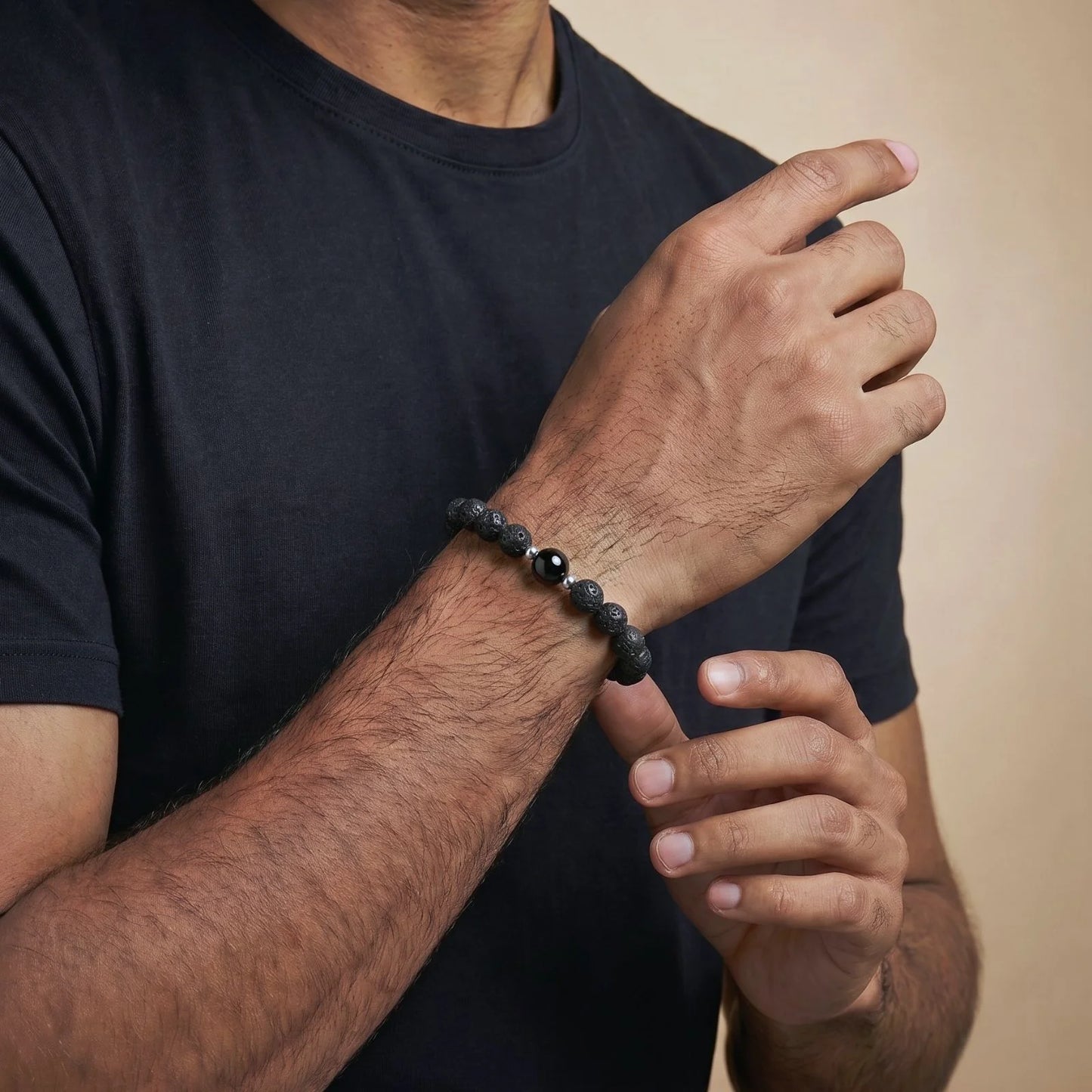 Homme portant le bracelet en pierre de lave et onyx du duo de bracelets couple AMORE de Antaluna.