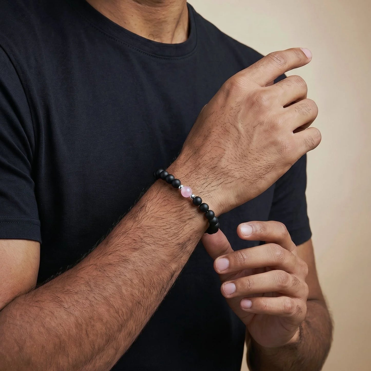 Homme portant le bracelet en jade rose et onyx du duo de bracelets couple AMORE de Antaluna.