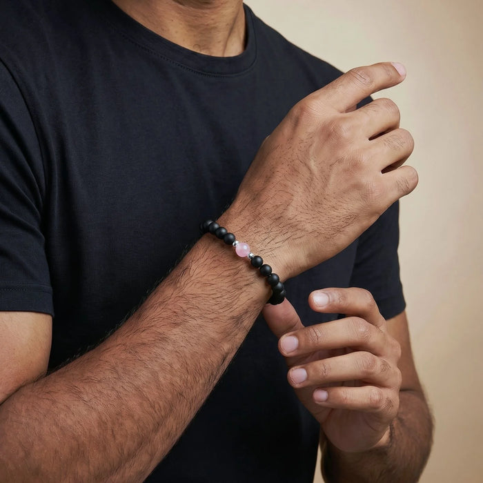 Homme portant le bracelet en jade rose et onyx du duo de bracelets couple AMORE de Antaluna.