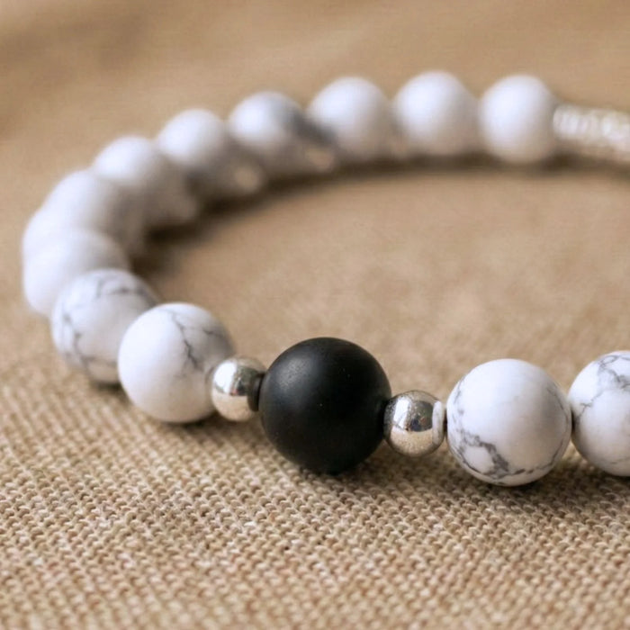 Vue rapprochée sur les pierres en howlite et onyx du duo bracelet couple distance AMORE de Antaluna.