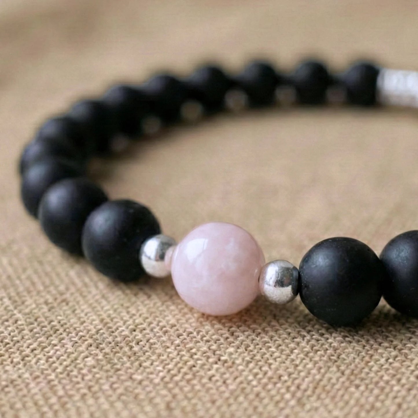 Vue rapprochée sur les pierres de onyx et jade rose du duo de bracelets distance  AMORE de Antaluna.