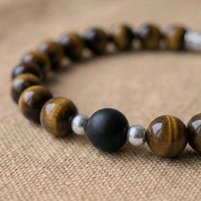 Vue rapprochée sur les pierres de onyx et oeil de tigre du duo de bracelets distance  AMORE de Antaluna.