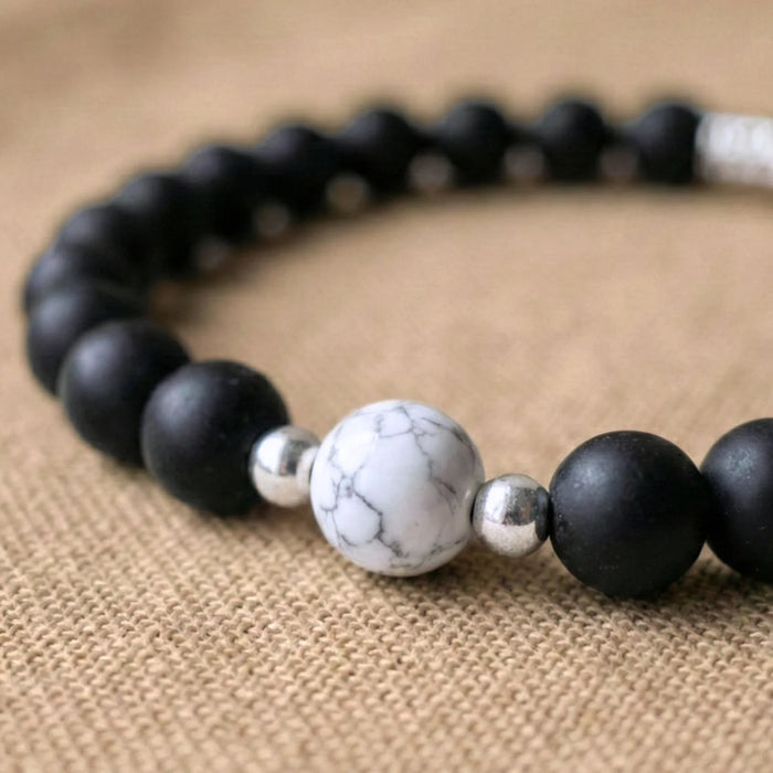 Vue rapprochée sur les pierres de onyx et howlite du duo de bracelets distance  AMORE de Antaluna.