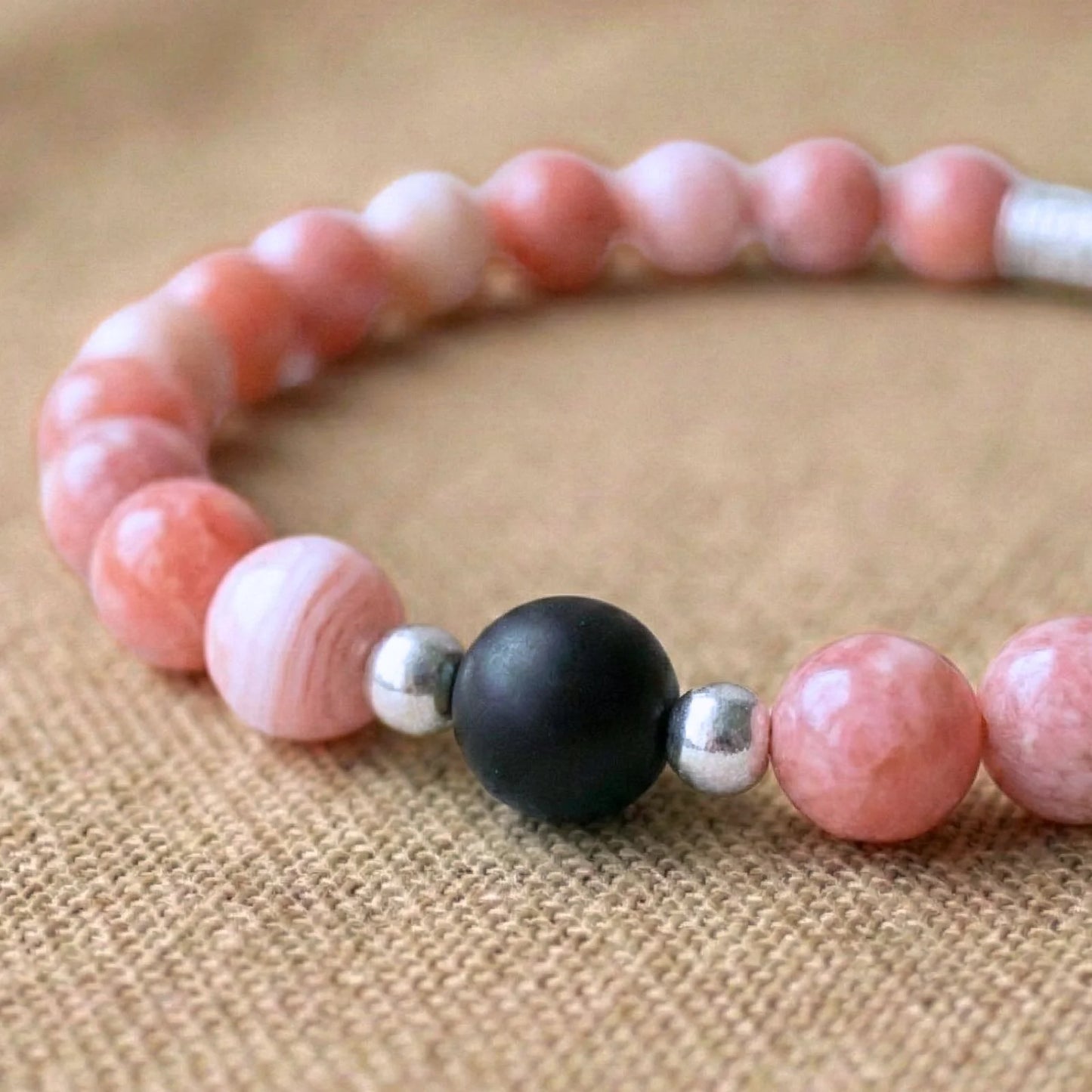 Vue rapprochée sur les pierres en jade rose et onyx du duo bracelet couple distance AMORE de Antaluna.