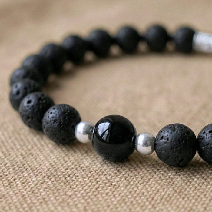 Vue rapprochée sur les pierres de onyx et pierre de lave du duo de bracelets distance  AMORE de Antaluna.