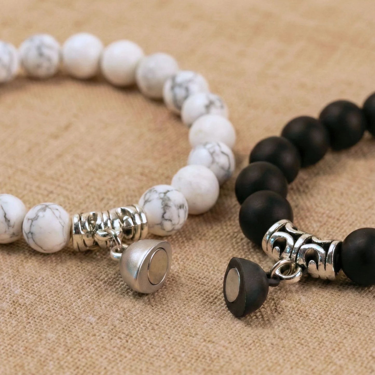 Vue rapprochée de l'aimant des bracelets couple AMORE en Howlite et onyx de Antaluna.
