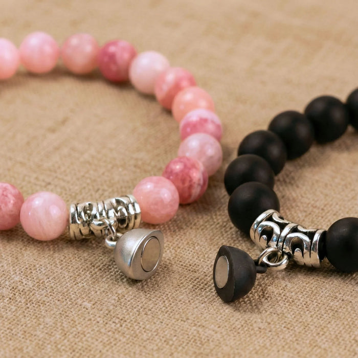 Vue rapprochée de l'aimant du duo de bracelets couple distance AMORE en Jade rose et onyx de Antaluna.
