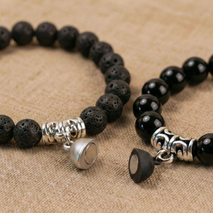 Vue rapprochée de l'aimant du duo de bracelets couple distance AMORE en pierre de lave et onyx de Antaluna.