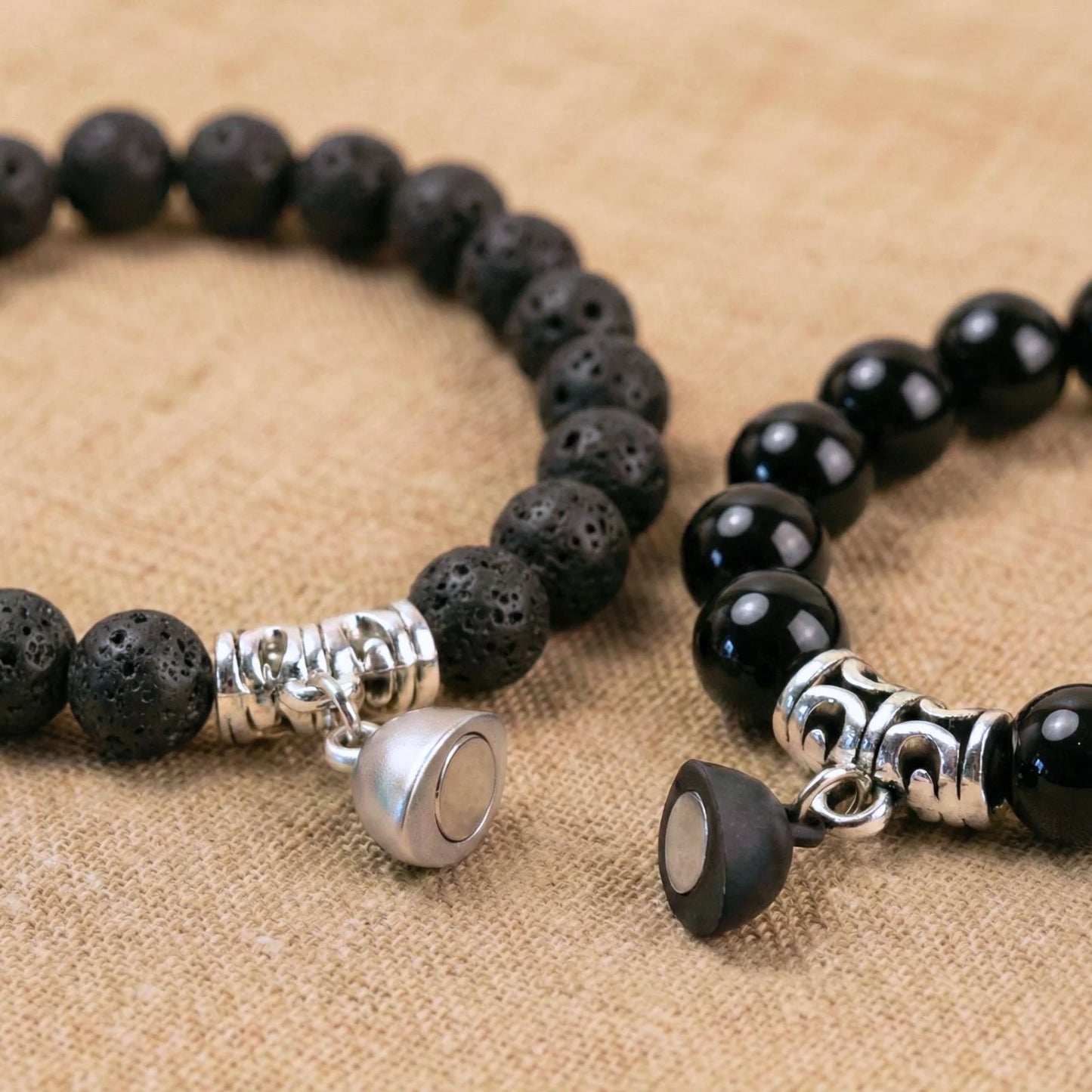 Vue rapprochée de l'aimant des bracelets couple AMORE en Pierre de lave et onyx de Antaluna.