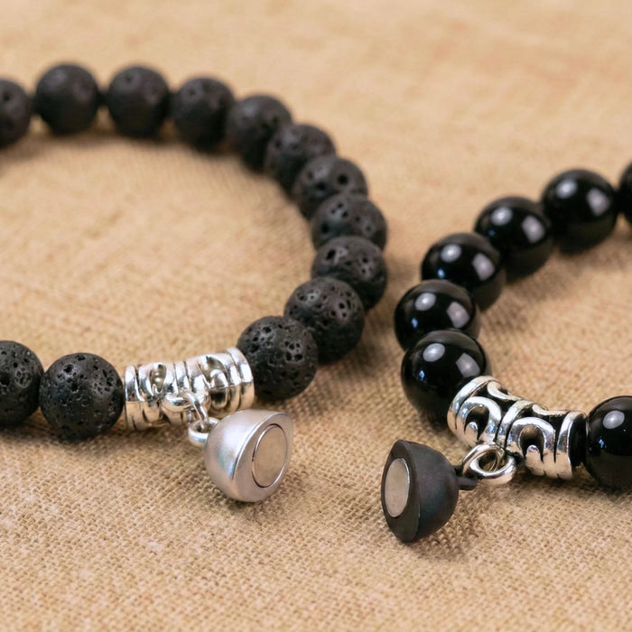 Vue rapprochée de l'aimant des bracelets couple AMORE en Pierre de lave et onyx de Antaluna.