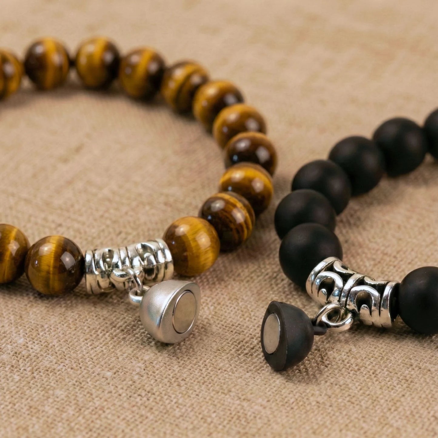 Vue rapprochée de l'aimant du duo de bracelets couple distance AMORE en Oeil de tigre et onyx de Antaluna.