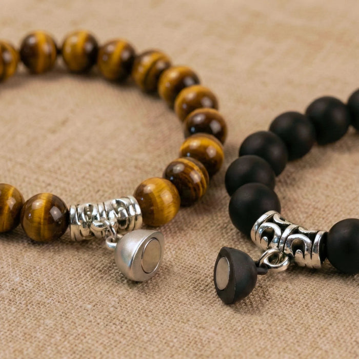 Vue rapprochée de l'aimant du duo de bracelets couple distance AMORE en Oeil de tigre et onyx de Antaluna.