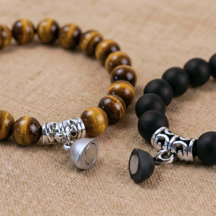 Vue rapprochée de l'aimant des bracelets couple AMORE en Oeil de tigre et onyx de Antaluna.