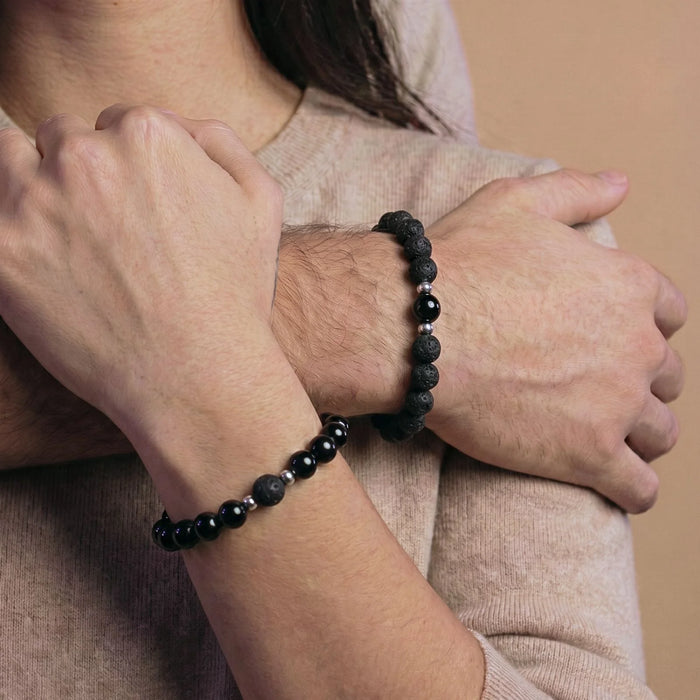 Couple enlassé et portant le duo de bracelets couple assortis noir AMORE de Antaluna