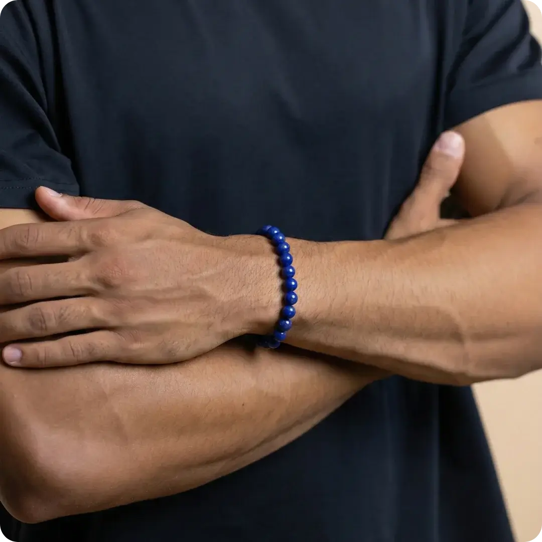 Bracelet ERA en lapis-lazuli porté au poignet, bijou Antaluna en pierres naturelles au design intemporel